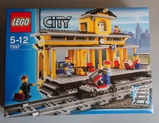 LEGO 7997 Stazione Ferroviaria "Stazione Gialla", Uscito nel 2007 Raro Nuovo (mai aperto)