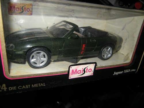 Maisto jaguar xk8 cabrio - 1:24,