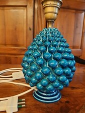 Coppia di lampade da tavolo a forma di pigna in ceramica blu fatte a mano.