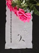 Runner ricamato a mano in