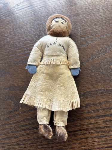 Antica bambola inuit fatta - , a