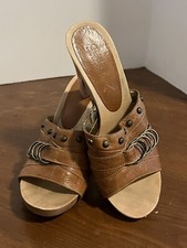 Sandali con zoccoli Guess