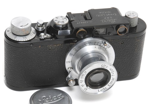 Leica nera con mobili - leica,