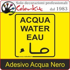 Adesivo Acqua Nero su Sfondo