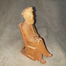 Vecchio in legno intagliato a