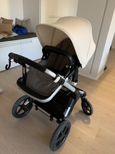 Bugaboo Fox passeggino. Grigio con cappottina bianca.