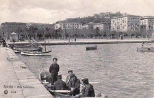 8203) LA SPEZIA, MARINAI IN BARCA ALLA BANCHINA.