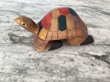 Tartaruga di legno intagliata