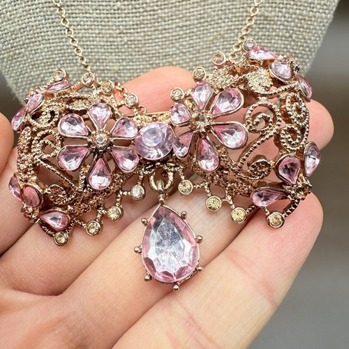 Collana con ciondolo spilla