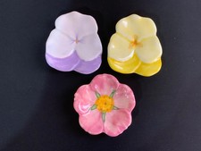 ERNESTINE SALERNO Ceramica Italia Pansy Fiore Lilla Malva Viola 9cm x 8cm