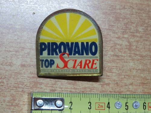 Vecchio distintivo pirovano - vecchio,