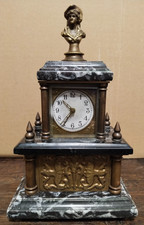 Antico orologio con carillon