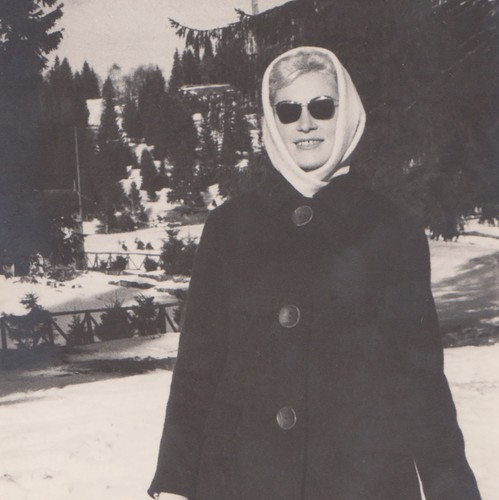 Elegante giovane donna neve - giovane,