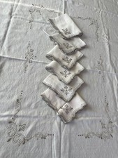 ANTICA tovaglia totalmente ricamata a mano in lino bianco con 6 tovaglioli  