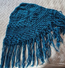 Scialle fatto a mano uncinetto colore azzurro con frangia