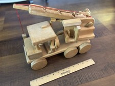 Grande camion gru in legno