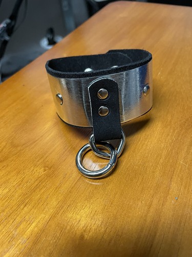 Bracciale bondage rivetto