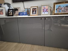 madia soggiorno Ikea composta da 3 cubi grigio lucido e un top bianco lucido