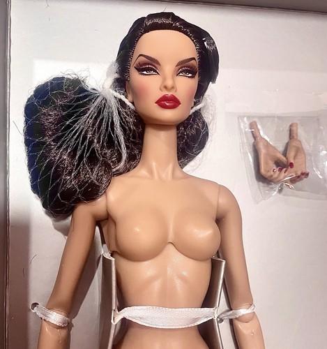 Nuova bambola nuda mani
