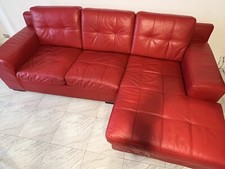 Vendo divano angolare rosso  in vera pelle +tavolino rettangolare
