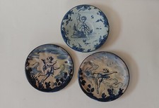 Tre antichi piattini in maiolica. Savona (Italia). Marchio della Lanterna. Fine XVIII secolo