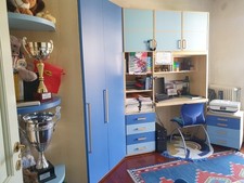 cameretta per  bambino  con armadio ad angolo, scrivania  e letto  