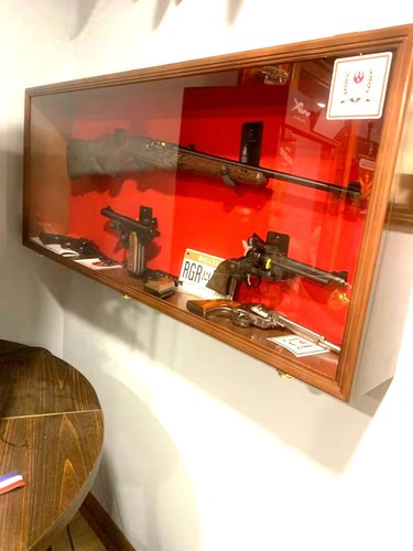 Vetrina per pistola - , e