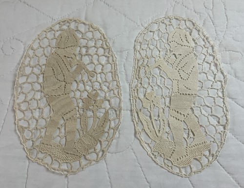 Due piccoli centrini ovali