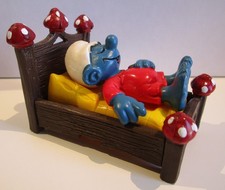 82-SUPER PUFFI-PUFFO A LETTO-4.0240-HONG KONG © 1983 PEYO SCHLEICH Ⓢ W.BERRIE