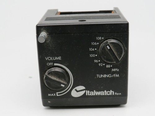 Vecchia radio cubo - cubo, portatile