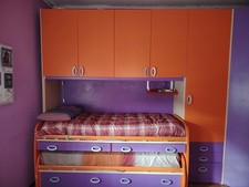 cameretta ragazzi moretti con cabina armadio scrivania e sedie 