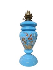 ANTICA LAMPADA A PETROLIO LUME IN VETRO OPALINO