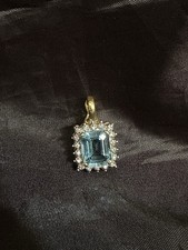 Ciondolo oro giallo e bianco 18kt punz. c/acquamarina e 18 diamanti nat.-3,65 g.