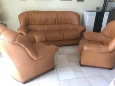 Salotto in Pelle con bordature in Noce composta da divano 3 posti e 2 poltrone