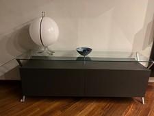 mobile soggiorno con libreria annessa marrone scuro e piano in cristallo 