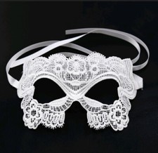 Maschera in pizzo con occhi