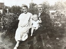 Famiglia in giardino, fotografia d'epoca fine art.