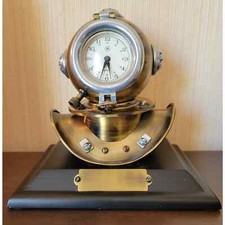 Orologio vintage con casco subacqueo con base in legno ottone e cromo