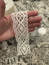 Bordo all'uncinetto bianco