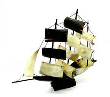 ? ANTICO VELIERO IN CORNO DI BUE REALIZZATO A MANO EPOCA 1940 -M-309