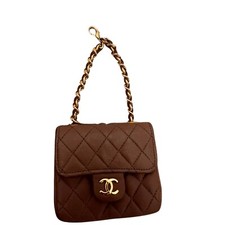 Borsa Chanel Mini Flap in pelle marrone scuro trapuntata con catena dorata