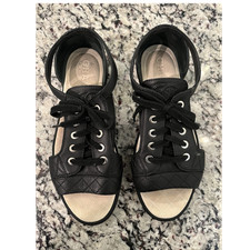 CHANEL Sandali piatti neri in