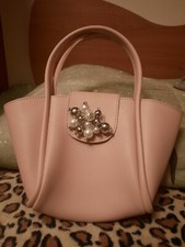 borsetta in pelle rosa con dettaglio gioiello