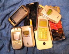 Vari vecchi cellulari per