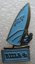 Pin's Un voilier bleu ciel RIZZLA + #844