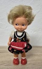 Simpatica bambola di plastica