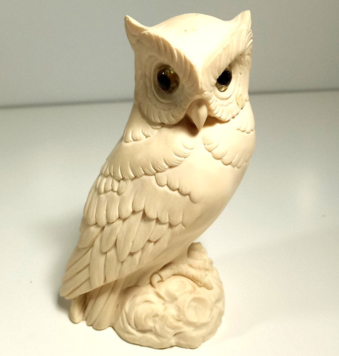 Una scultura gufo firmata