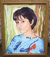 GIOVANE DONNA CON COLLANA -