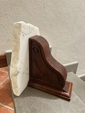 Fermalibri in legno noce, scavato a mano, lastra di vero marmo bianco Trattato