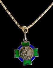 Collana con ciondolo antico